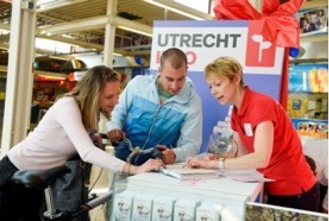 Toeristische infobalie Hoog Catharijne ontvangt 10.000e bezoeker