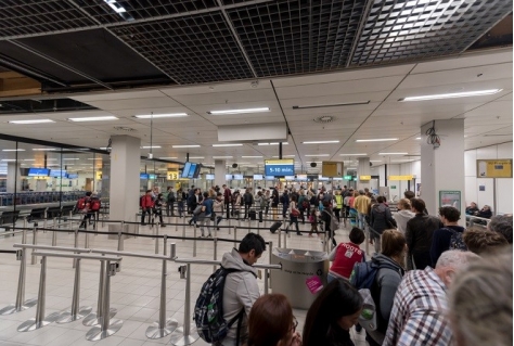 Schiphol zet extra beveiligers in na drukke meivakantie