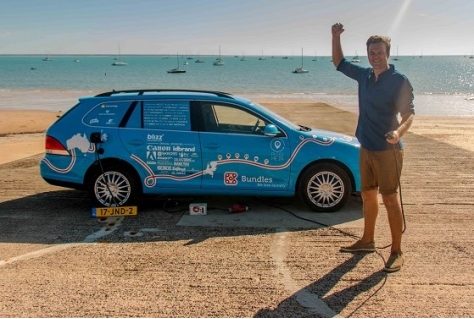 Nederlander bereikt Australië in elektrische auto