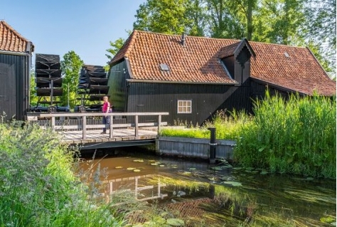 Wandelboswachter brengt wandelgids langs watermolens uit