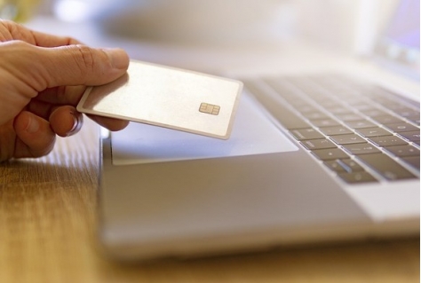 2023 piek in online bestedingen door reizen attractieparken en evenementen
