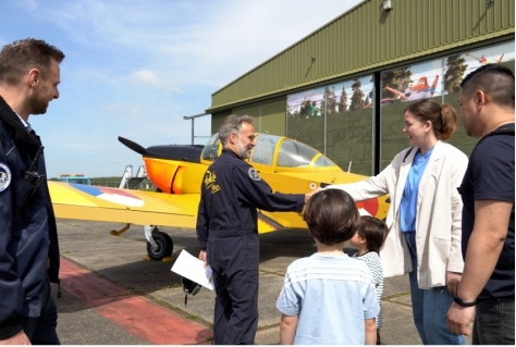 Aviodrome heeft de 200.000e bezoeker van de expositie 'Sneller dan het geluid' verrast met een speciale vlucht in een klassieke Fokker S.11. 
