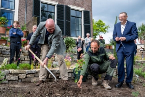 André Kuipers opent Mediterrane tuin in de Hortus Leiden