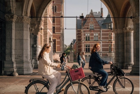 ANWB geeft fietsroute cadeau aan jarig Amsterdam