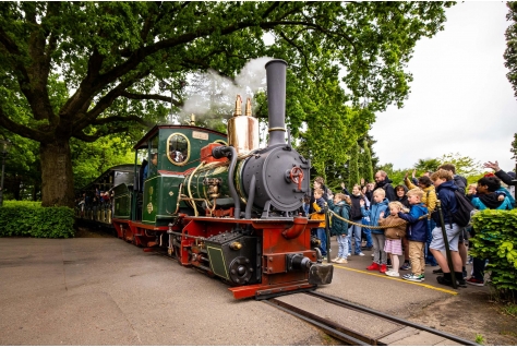 Elektrische Efteling-stoomtrein rijdt eerste rondje 