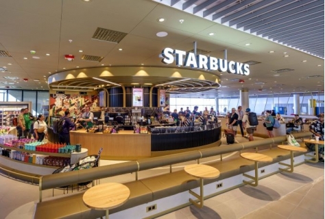 Starbucks met 180 zitplaatsen opent op Schiphol