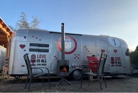 Overnachten in All you need is love caravan