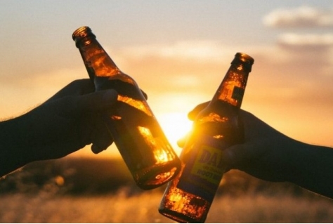 Twee derde van de minderjarigen krijgt gewoon alcohol mee – ook in vakantieparken en attracties