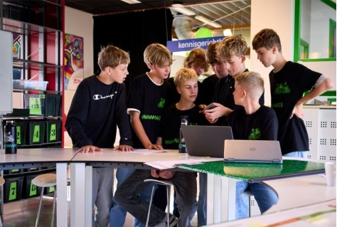 Vijf jaar scholenchallenge: honderden Noord-Nederlandse jongeren trappen af met hackathon over toekomst van toerisme