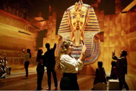 Egyptische Farao Tutankhamun komt tot leven in het Olympisch Stadion