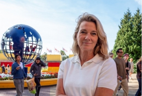 Mascha Taminiau bij de hoofdpoort van Walibi Holland.