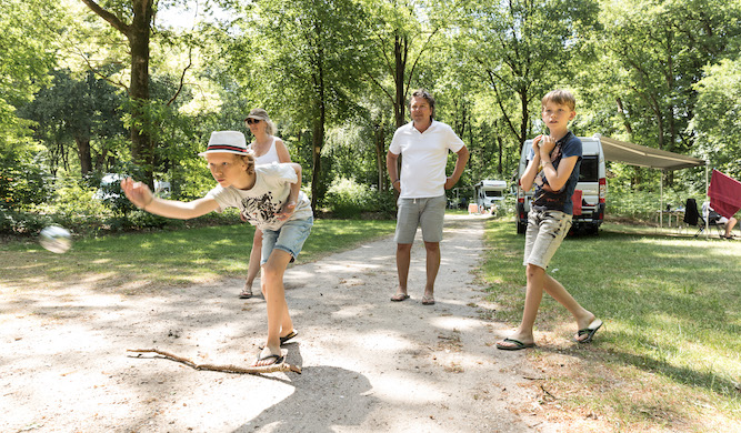 familie speelt jeu de boules op Natuurkampeerterrein