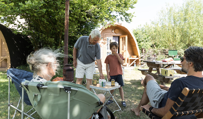 grootouders, zoon en kleinzoon kamperen bij Trekkershut