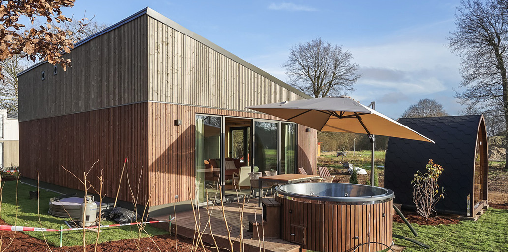 Natuurhuis met terras met sauna en hottub.