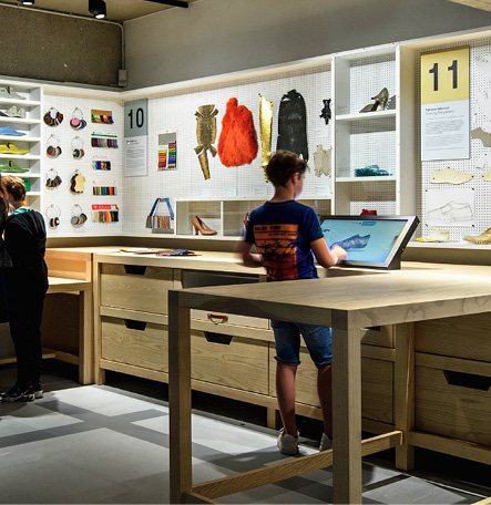 Bezoeker kan zelf schoenen ontwerpen. Bezoeker kan zelf schoenen ontwerpen.