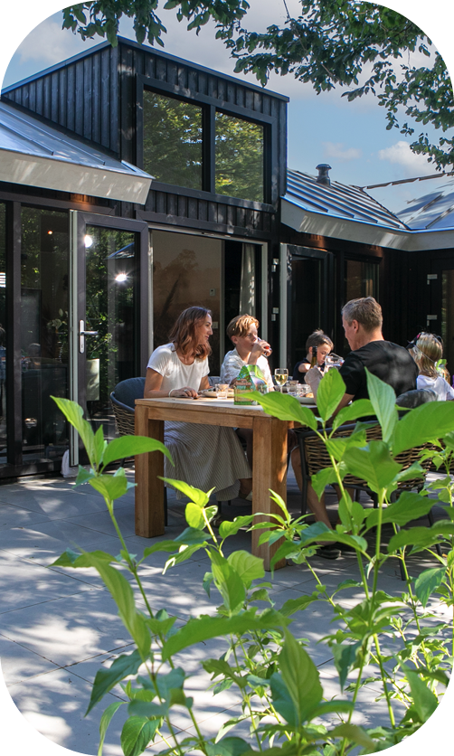 Buiten eten bij de pool lodge van De Thijmense Berg.