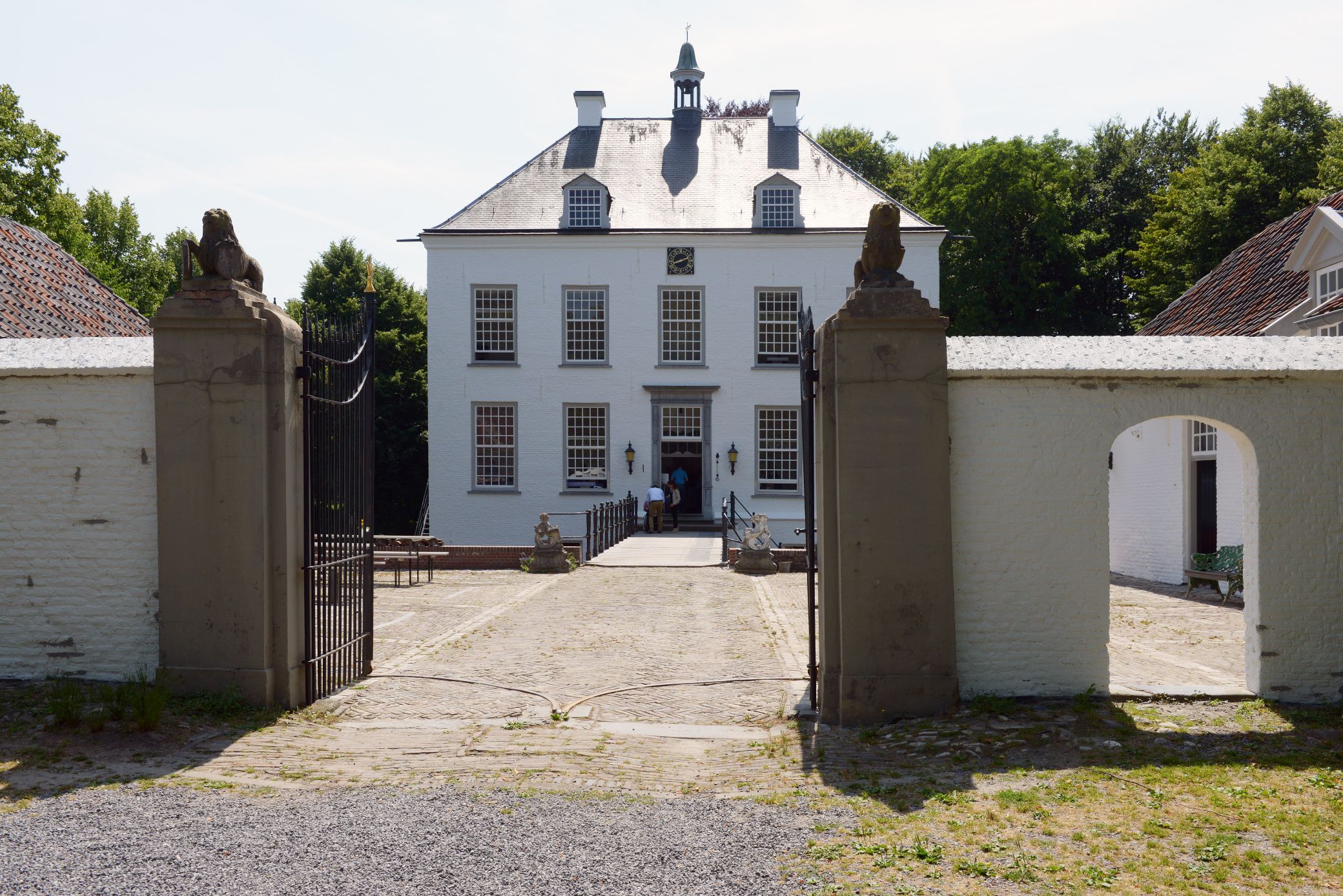 Het prachtige Witte Kasteel in Loon op Zand is het bezoeken meer dan waard.