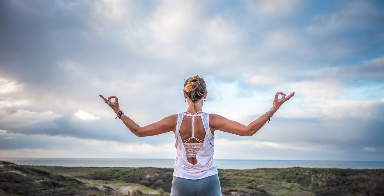 Nieuwe afspraken ontstaan tussen onder meer aanbieders van yogalessen en hotels. Op de foto Michelle Braams van Yoga Beach. Nieuwe afspraken ontstaan tussen onder meer aanbieders van yogalessen en hotels. Op de foto Michelle Braams van Yoga Beach.