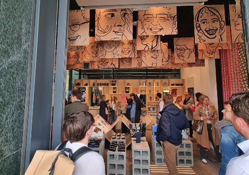 Veel kunst is te bewonderen in de winkel. Veel kunst is te bewonderen in de winkel.