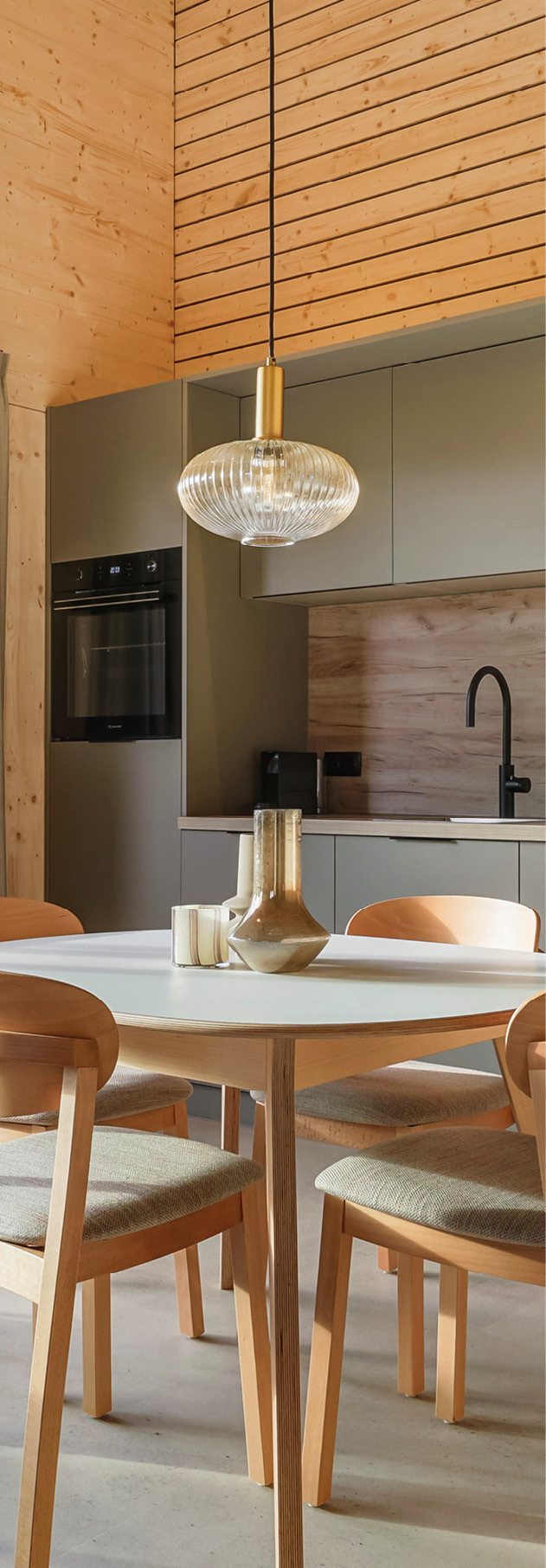 Woonkamer, slaapkamer en keuken.