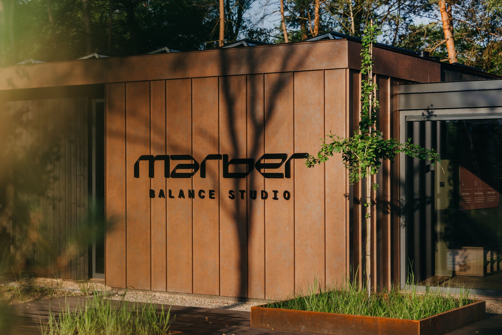 Marber Balance Studio is een high-end wellness studio waar je kunt genieten van yoga, soundhealing, ontspannende massages en verkwikkende ijsbaden.