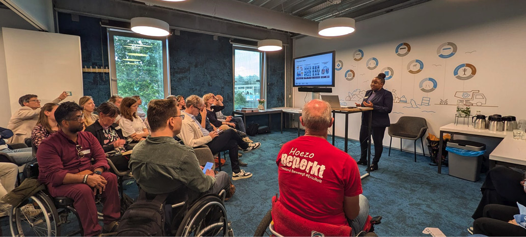 Tijdens de Get-Together van 9 juni 2026 presenteerde Kathleen York, afstudeerstudent Recht bij Hogeschool Inholland, de resultaten van haar onderzoeksrapport ‘Mensen die Reizen met een Beperking’.