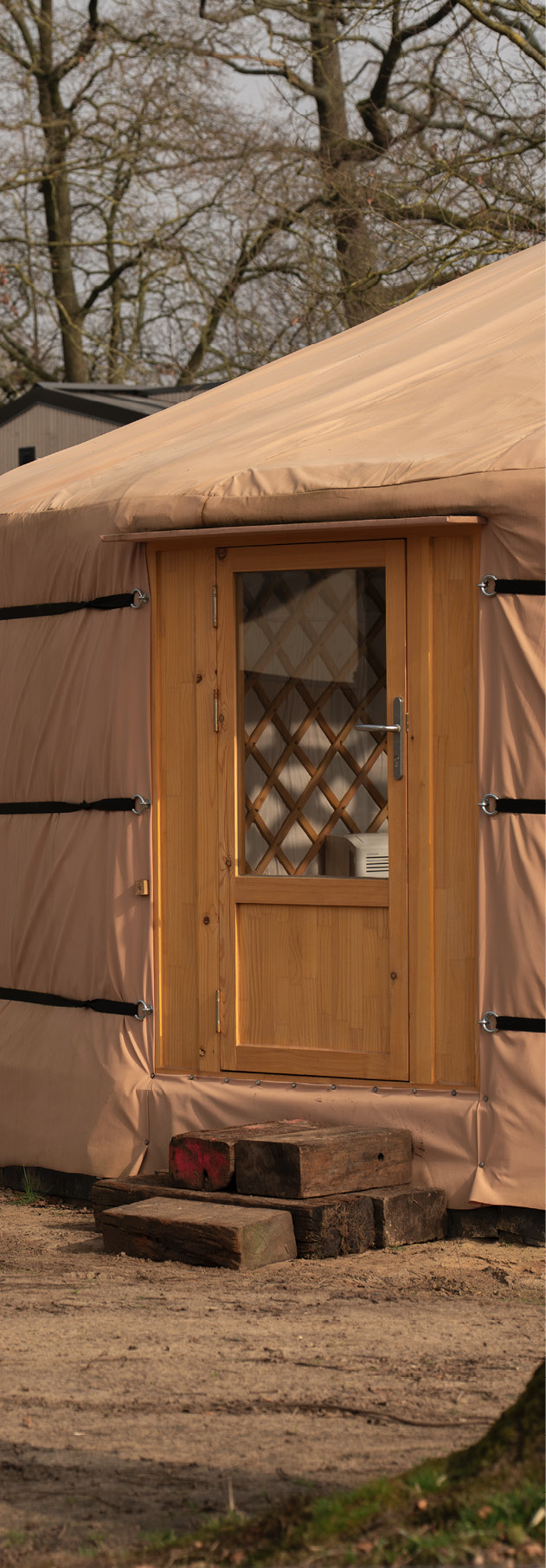 Buitenkant van de yurt.