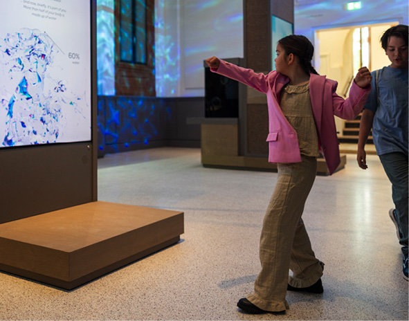 Kinderen spelen een interactieve game in de zaal Alles stroomt.