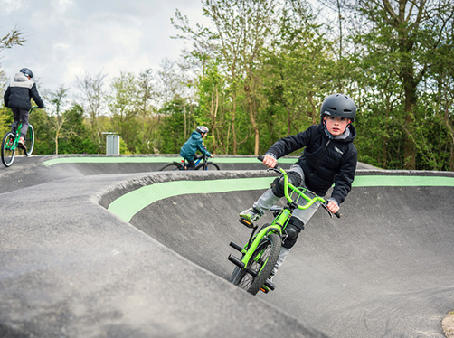 De pumptrack op Vakantiepark De Krim is geschikt om te fietsen en te skaten.