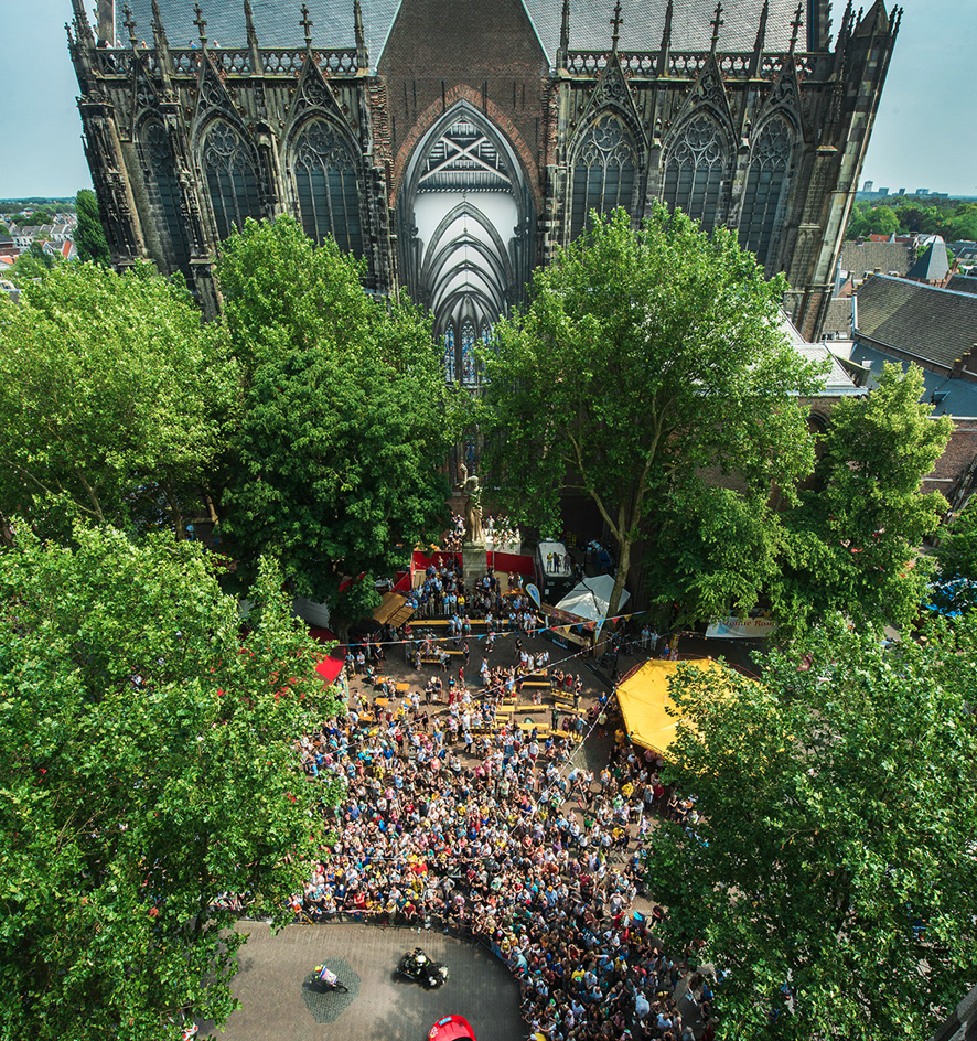 Historisch moment voor Utrecht, de Tour over het Domplein.