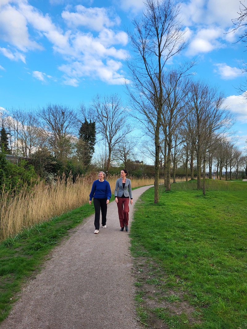 Elizabeth Stoit (l) en Carolien Nederlof. Elizabeth Stoit (l) en Carolien Nederlof.