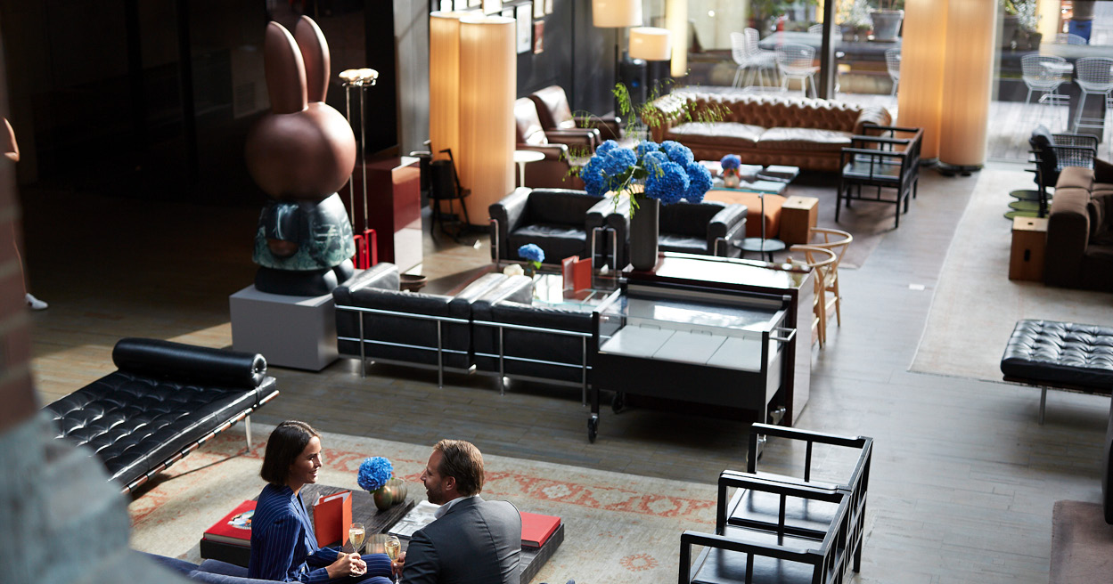 De lounge van het Conservatorium hotel in Amsterdam.