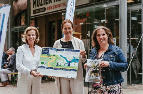 Janique Huijbregts (l), (ANWB) en Diana Korteweg Maris (r), (Kenniscentrum Kusttoerisme) overhandigen het rapport Recreatieve meekopppelkansen Zuidwestelijke delta aan Hagar Roijackers, gedeputeerde Natuur, Water en Gebiedsgerichte Aanpak in Noord-Brabant.