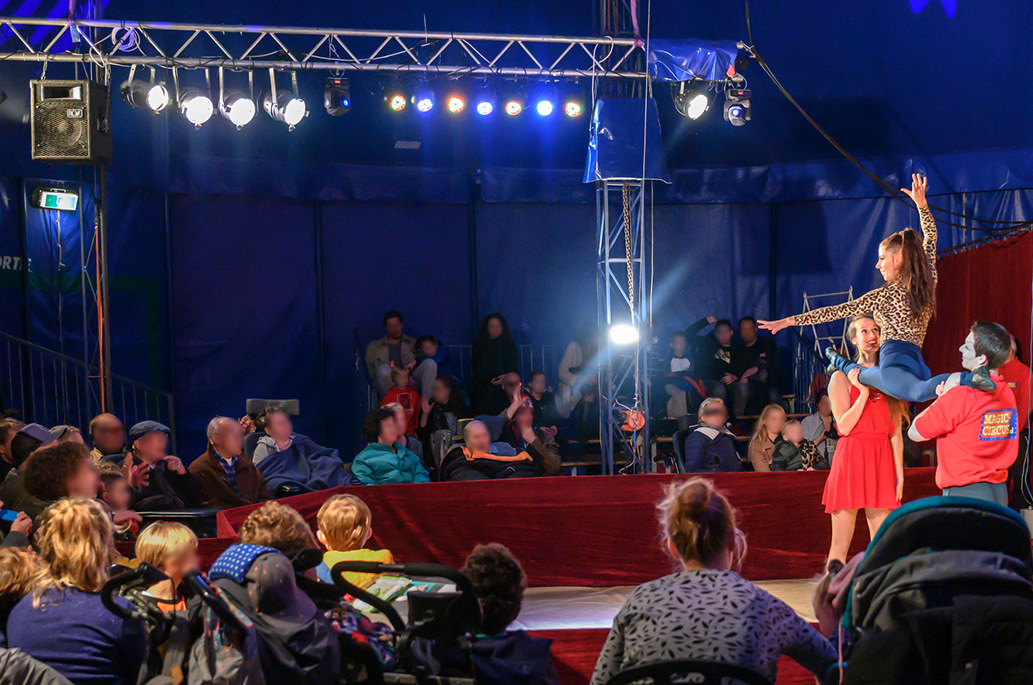 Enthousiast publiek bij een prikkelarme circusvoorstelling van het Nationaal Zorgcircus. Enthousiast publiek bij een prikkelarme circusvoorstelling van het Nationaal Zorgcircus.