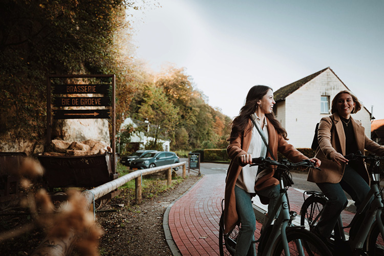 Fietsen langs brasserie Bie de Groeve, dat verbonden is met de hellingbossen van het Geuldal. 