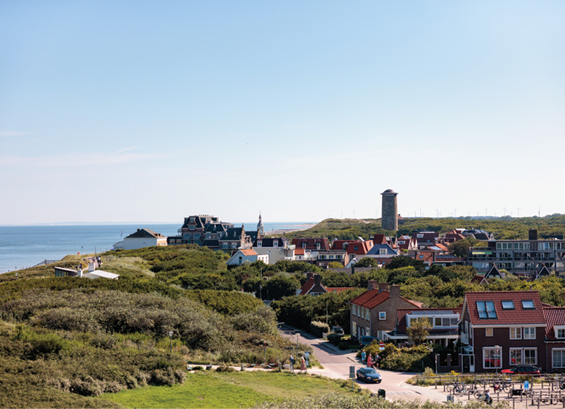 Blik op Domburg vanuit de duinen.