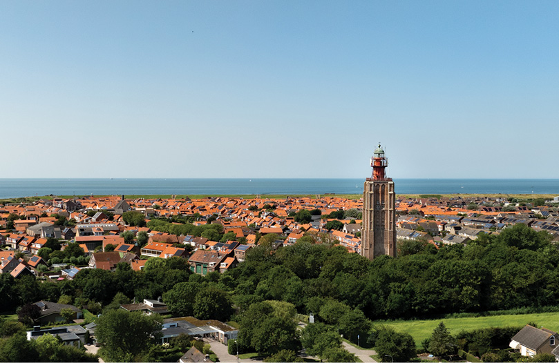 Overzichtfoto van Westkapelle met de vuurtoren.