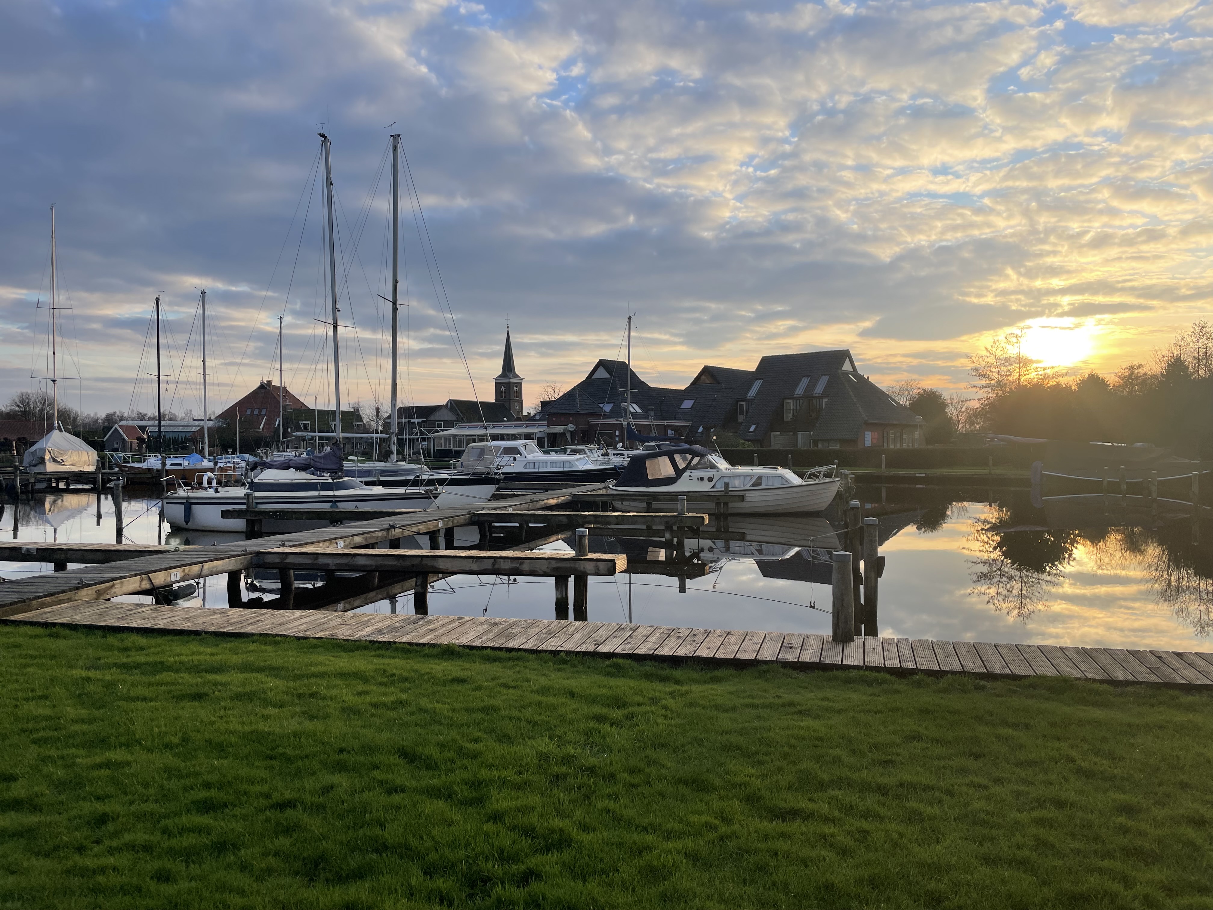 Jachthaven Hart van Friesland met op de achtergrond het dorp Uitwellingerga.