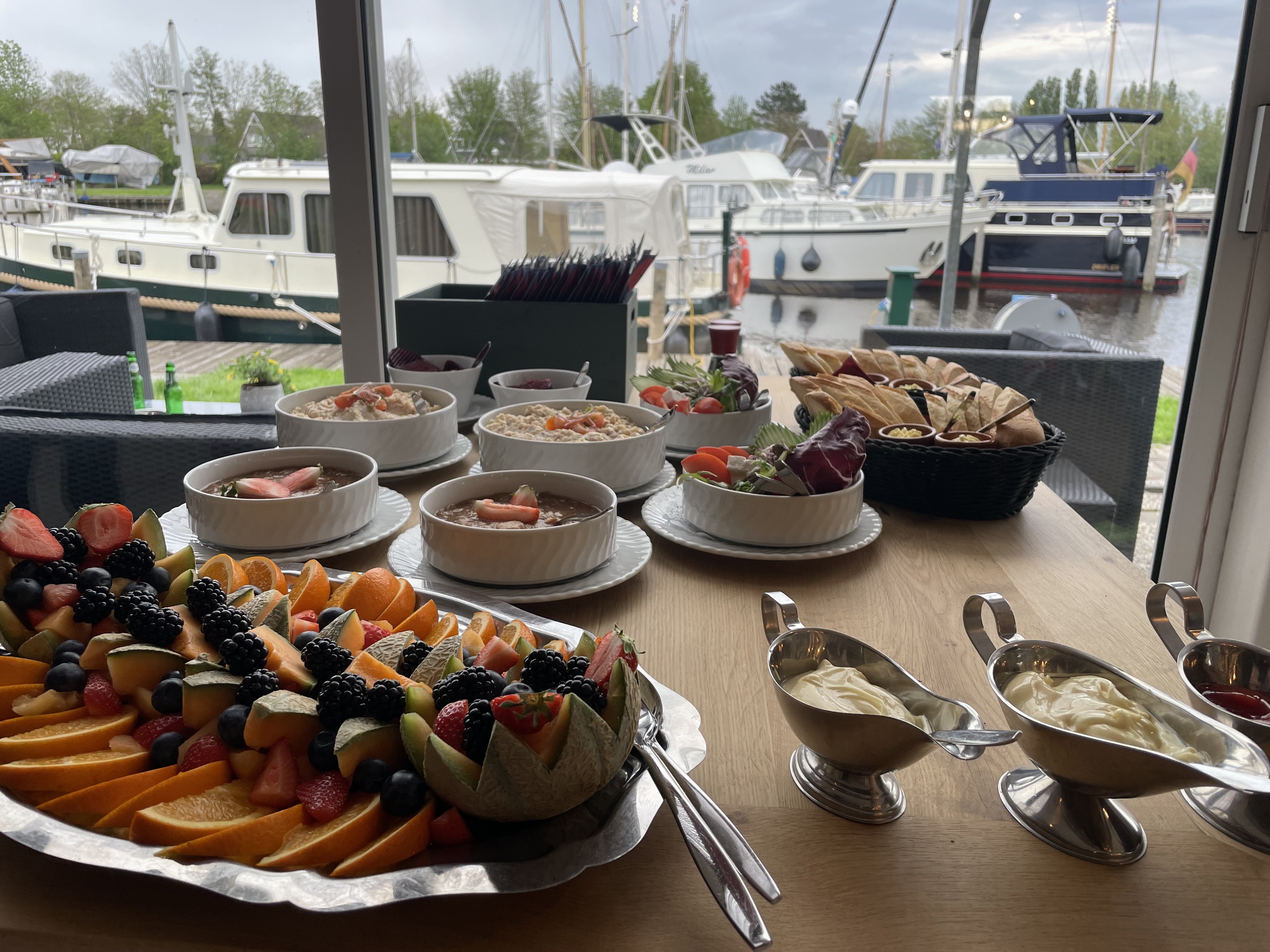 Het restaurant van Hart van Friesland biedt een prachtig uitzicht over de jachthaven.