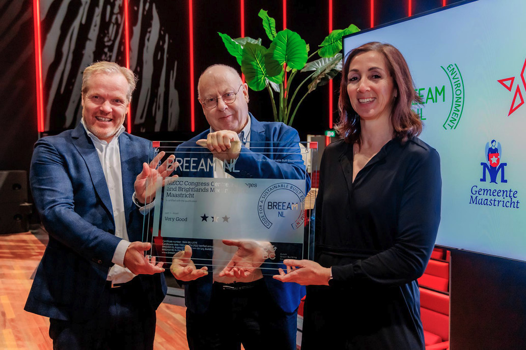 Op 22 december 2022 ontving MECC Maastricht het BREEAM certificaat als duurzame congreslocatie. Foto v.l.n.r.: Rob van de Wiel, Algemeen Directeur MECC Maastricht, John Aarts, Wethouder Mobiliteit, Stadsbeheer, Duurzaamheid, Hospitality van Gemeente Maastricht en Hannah van der Leij, BREEAM-NL assessor bij Build2Live B.V. Op 22 december 2022 ontving MECC Maastricht het BREEAM certificaat als duurzame congreslocatie. Foto v.l.n.r.: Rob van de Wiel, Algemeen Directeur MECC Maastricht, John Aarts, Wethouder Mobiliteit, Stadsbeheer, Duurzaamheid, Hospitality van Gemeente Maastricht en Hannah van der Leij, BREEAM-NL assessor bij Build2Live B.V.