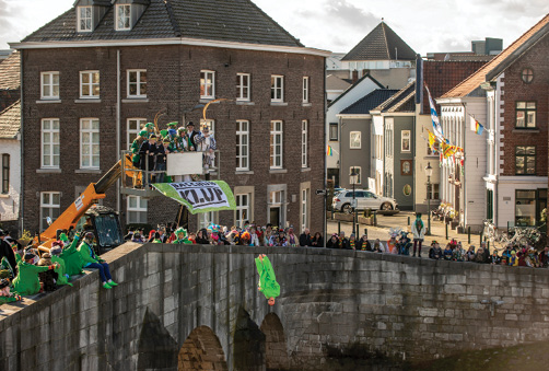 Bacchus wordt in de Roer gegooid. Fotocredit: We Are Roermond. Bacchus wordt in de Roer gegooid. Fotocredit: We Are Roermond.