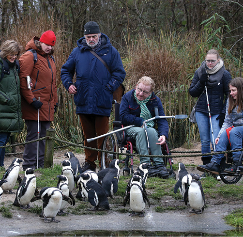 Karin Stiksma met de rebellen op bezoek in AquaZoo Leeuwarden. Samen beleven ze een dagje uit en ervaren ze hoe toegankelijk AquaZoo is.