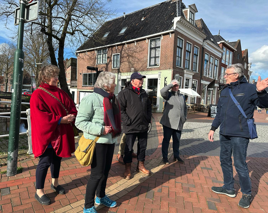 Lokale Friezen zoals de Dokkumse stadsgids Piet de Haan (rechts) zijn trots op hun regio en laten dat graag zien. Lokale Friezen zoals de Dokkumse stadsgids Piet de Haan (rechts) zijn trots op hun regio en laten dat graag zien.