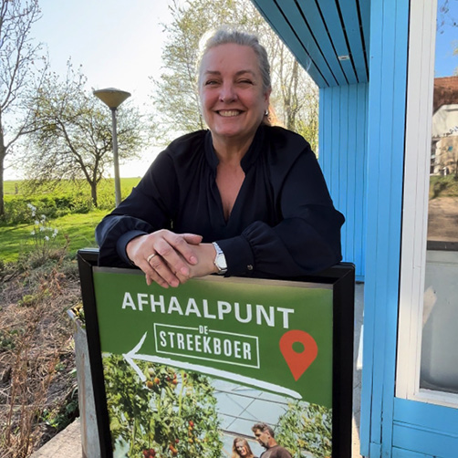 Karin Veldhuizen bij het afhaalpunt van De Streekboer op Camping Vrijhaven.