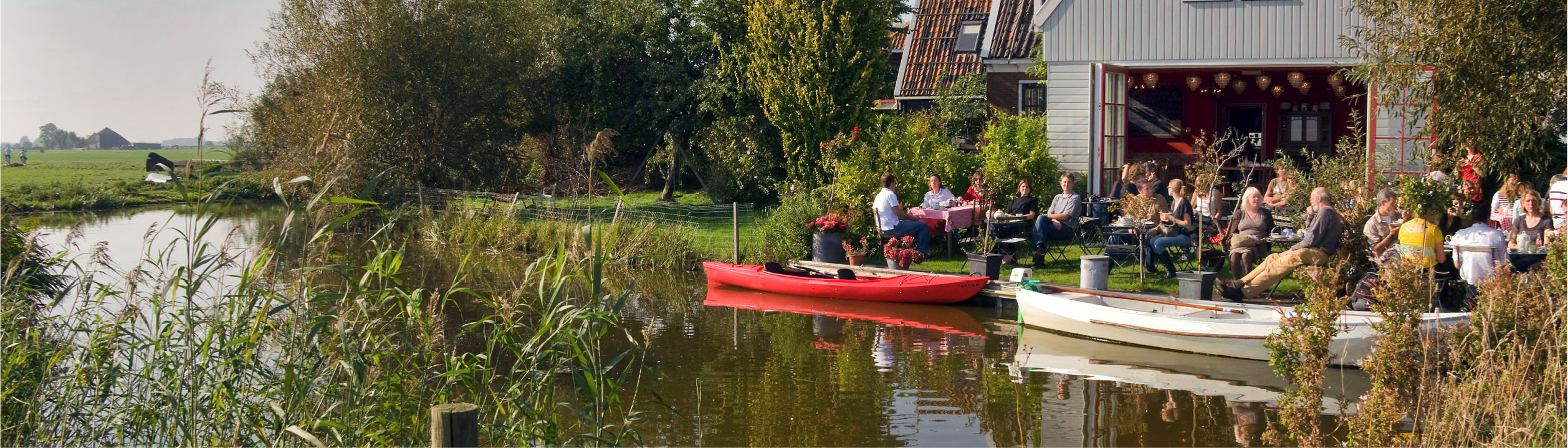 Gezelligheid op het terras van theetuin ’t Einde in Zuiderwoude. Gezelligheid op het terras van theetuin ’t Einde in Zuiderwoude.