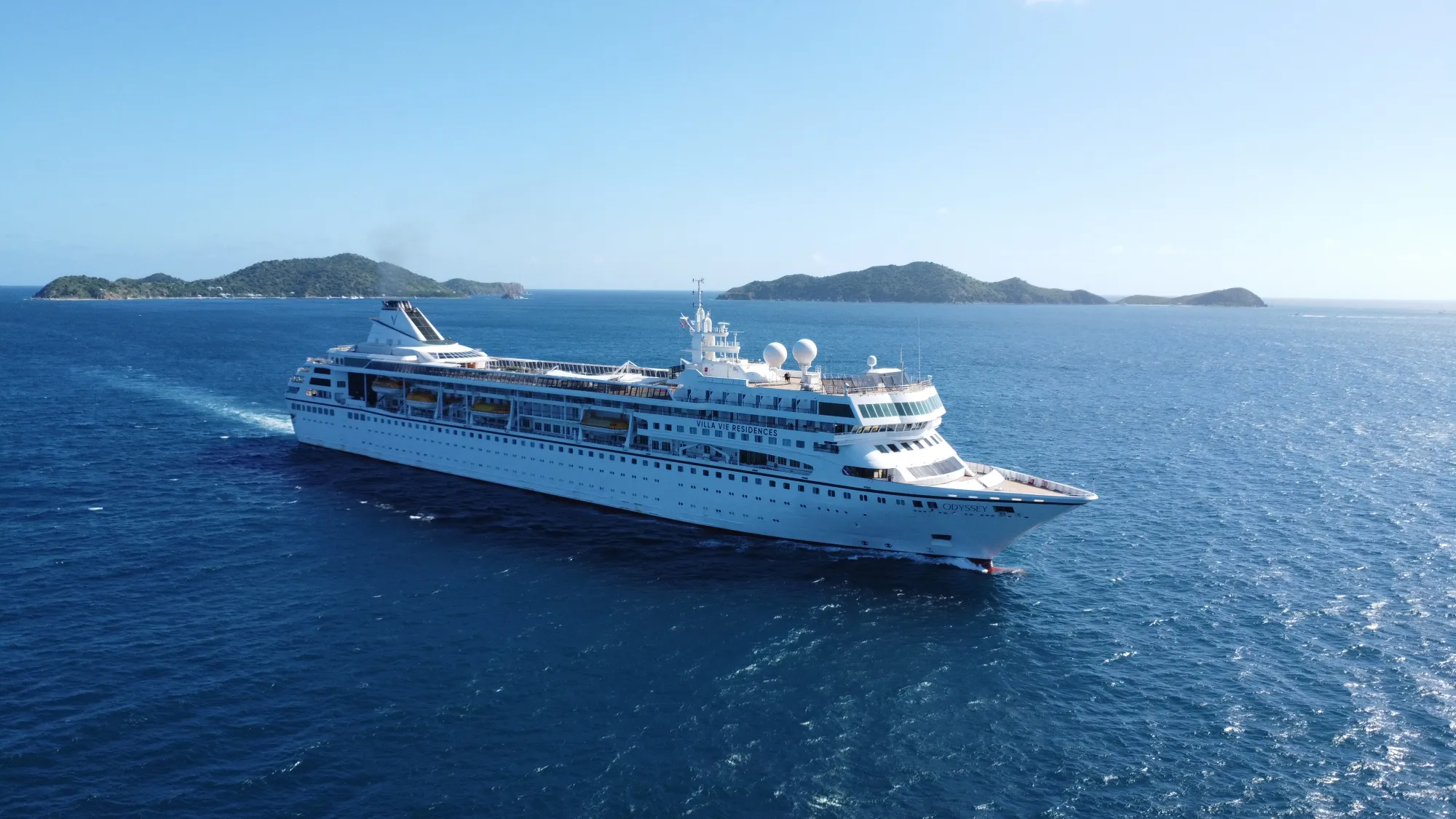 Eeuwig varend cruiseschip ligt stil door hoge brandstofprijs