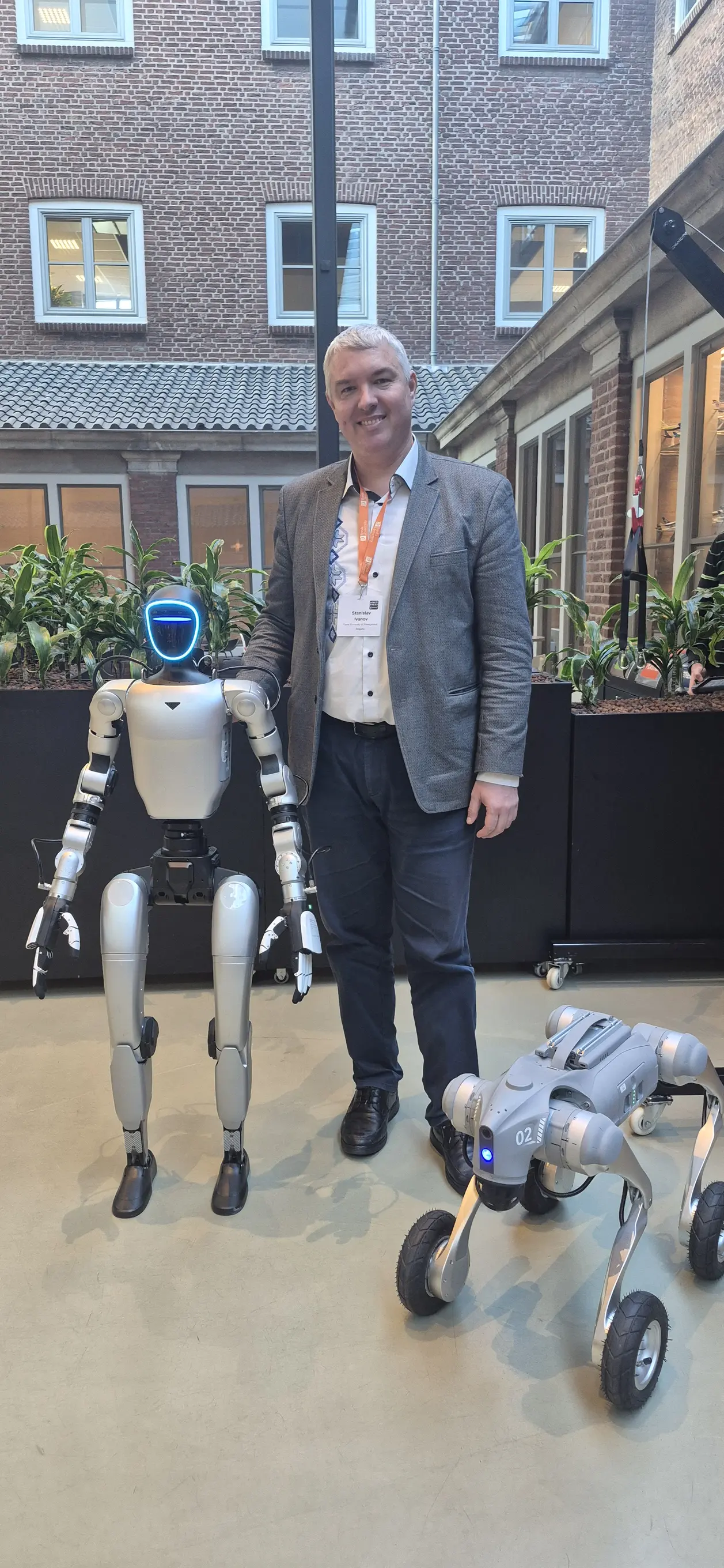 Robots and Stan Breda Enter26
